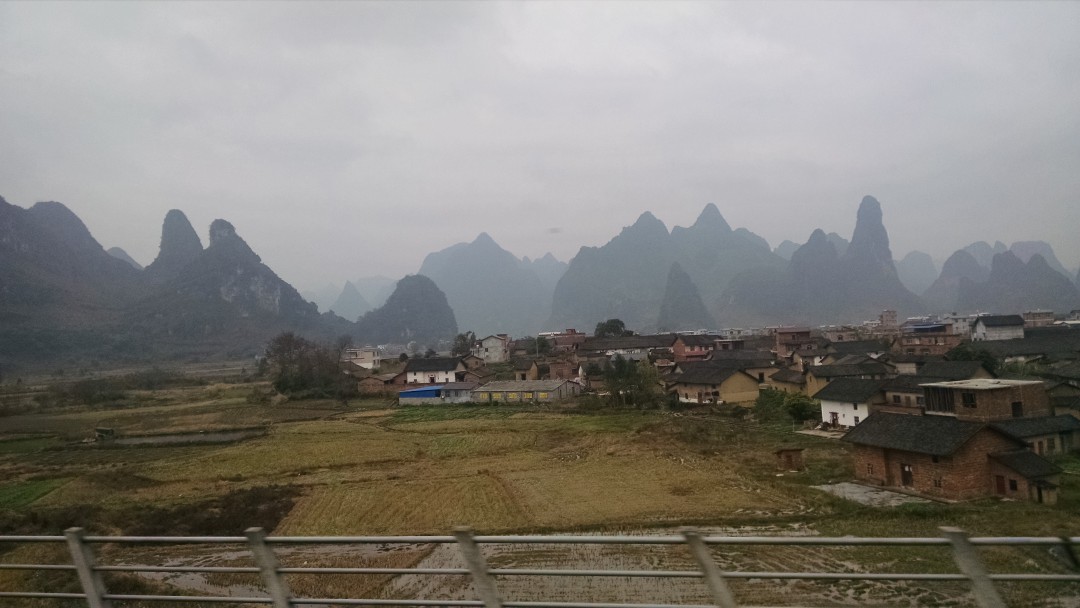 在桂林至柳州动车上，看到的桂林美景
