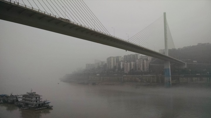 重庆涪陵雾天的乌江二桥