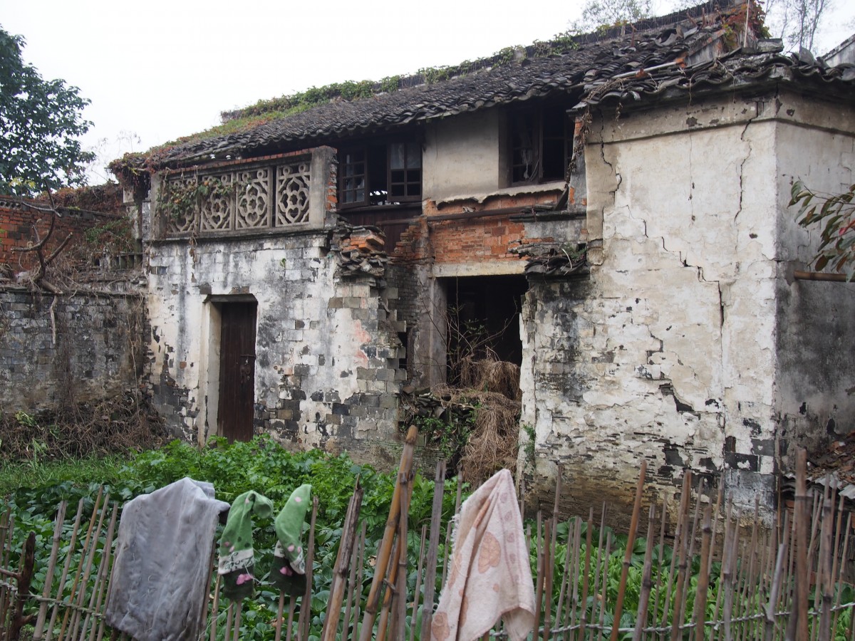 村子里一座年久失修的老屋