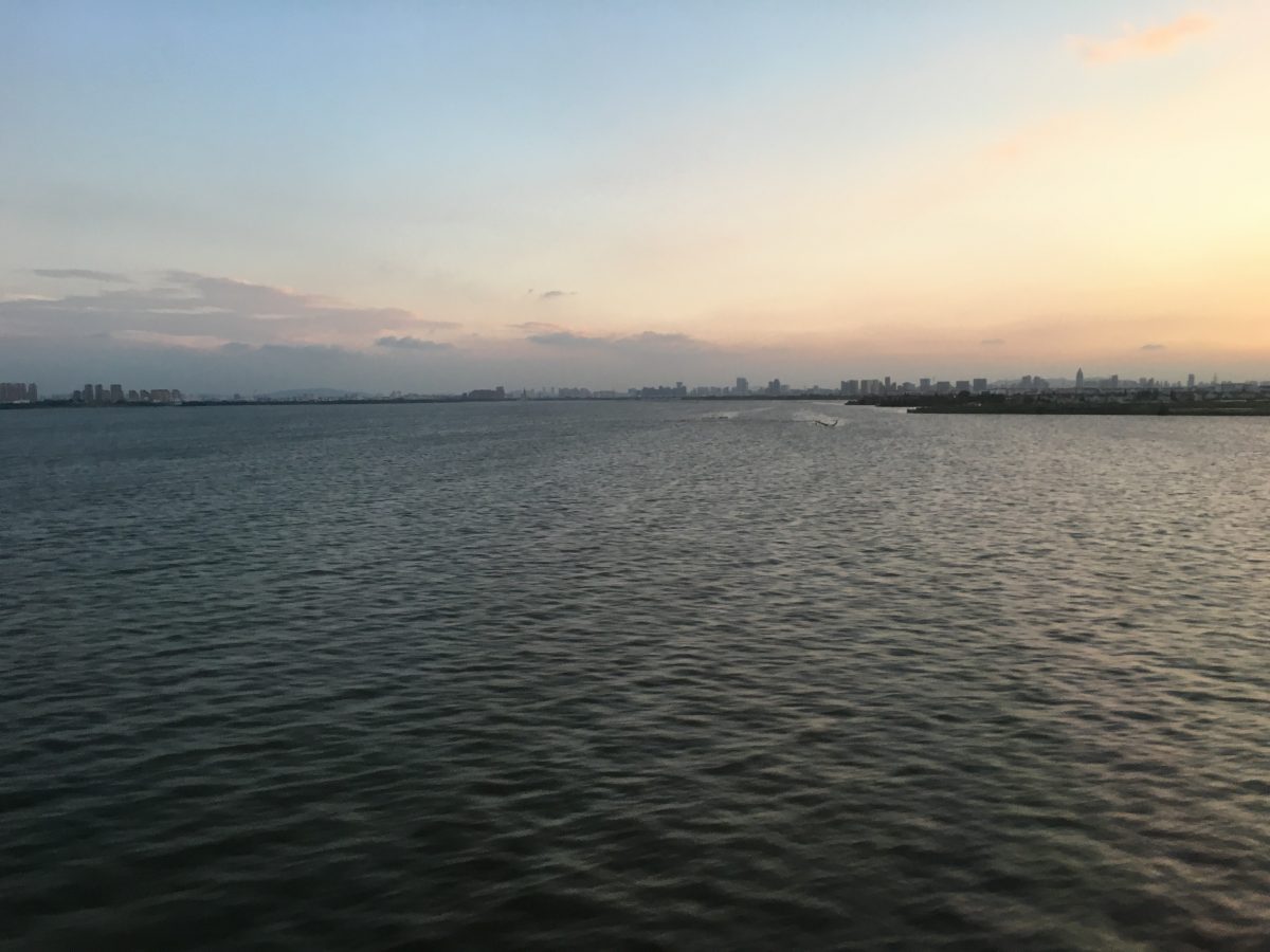 江苏苏州夕阳下的阳澄湖湖面