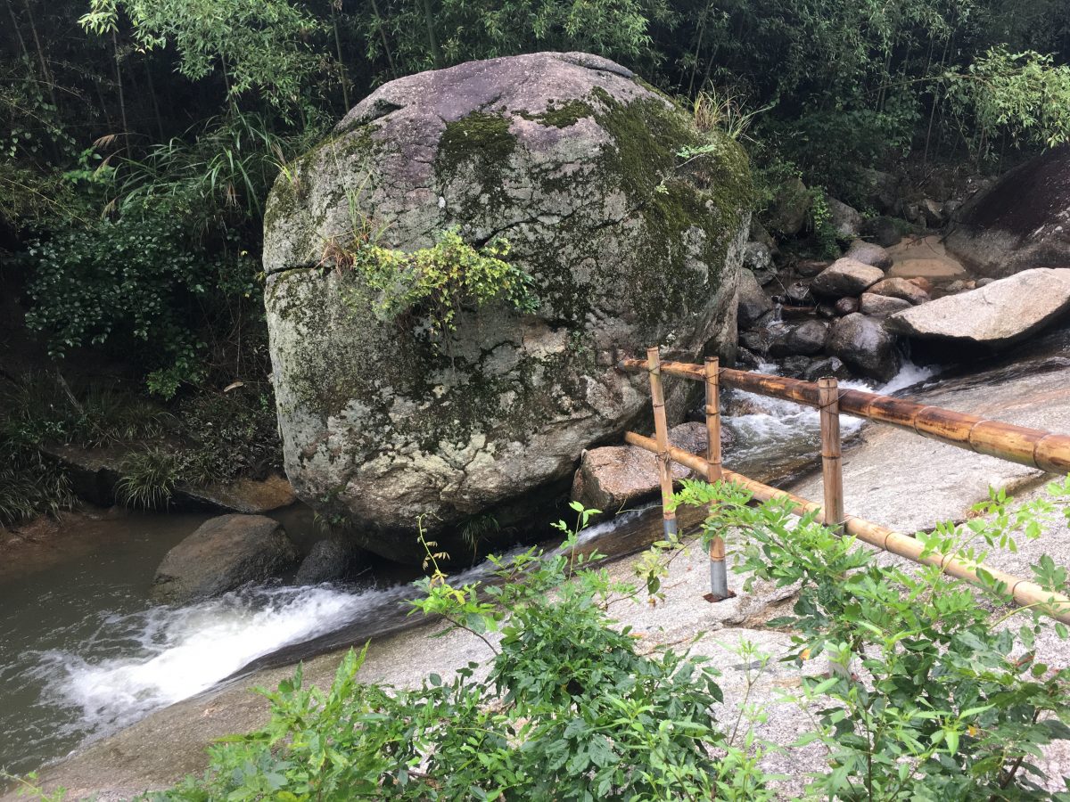 溪流巨石