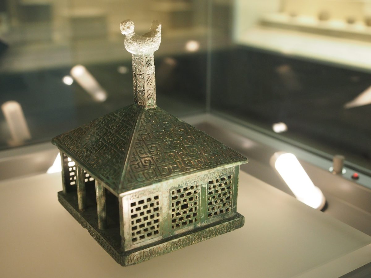 战国·伎乐铜房屋模型