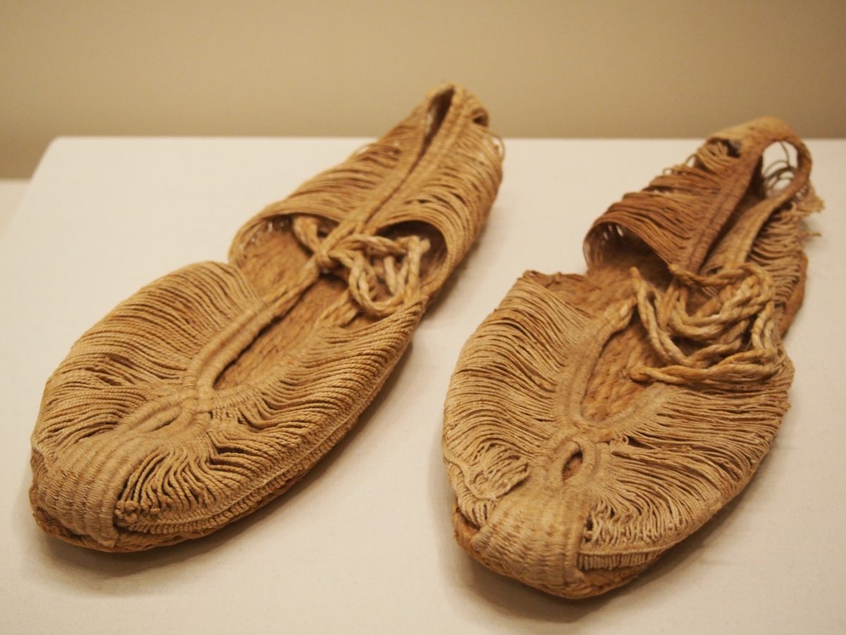 新疆吐鲁番出土的唐代麻鞋