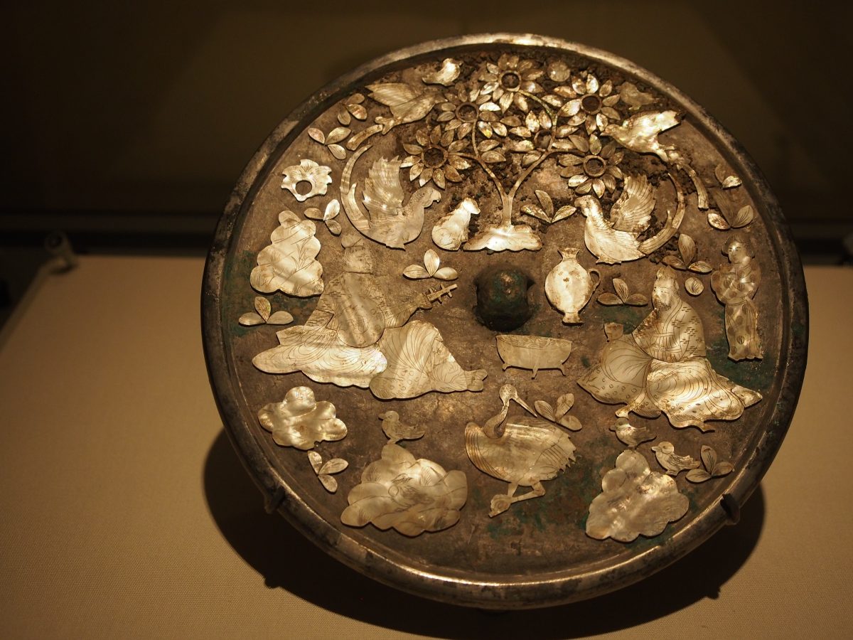 唐·螺钿花鸟人物纹青铜镜