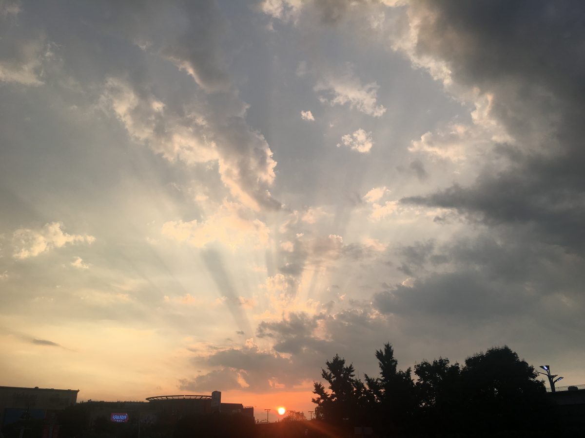 上海·雷雨后的晚霞·霞光·云彩·天空·丁达尔