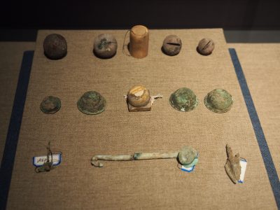 铜铃、铜泡钉、铜箭镞、铜带钩、石质研磨器